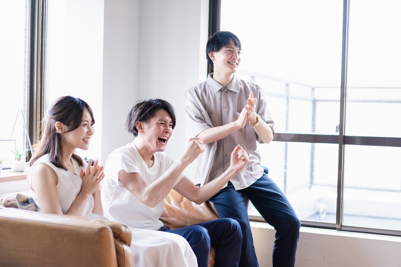 DAZNやスカパーを家族で楽しむ視聴イメージ：スマホやテレビで快適に観戦