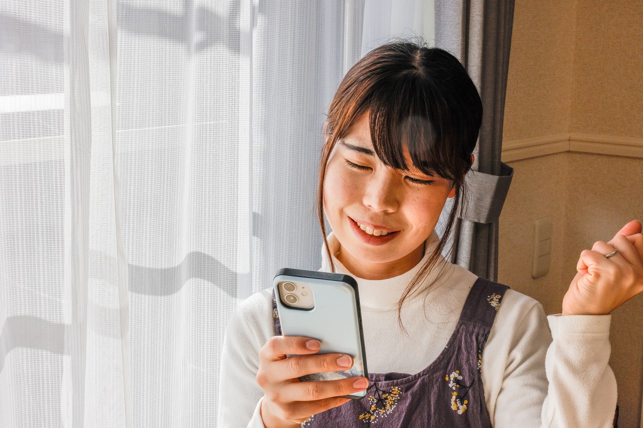 スマートフォンでDMM TVを視聴するイメージ