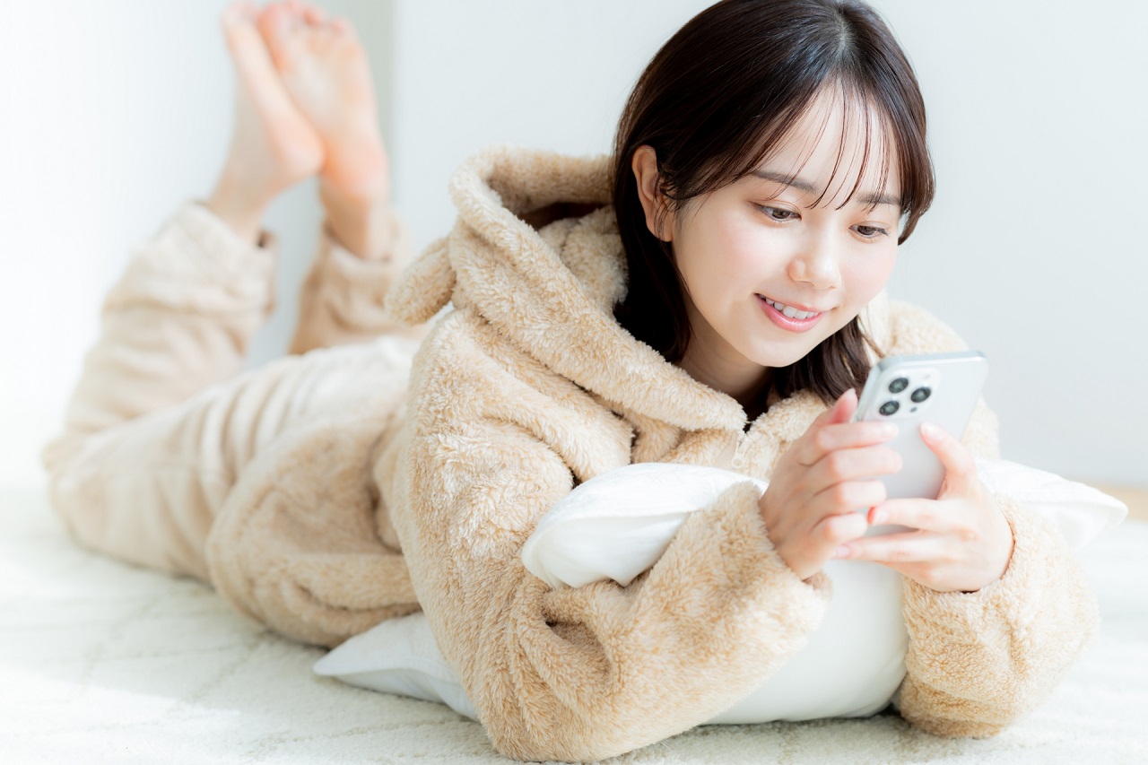 スマホやタブレットでmieru-TVの韓国ドラマを視聴する女性のイメージ