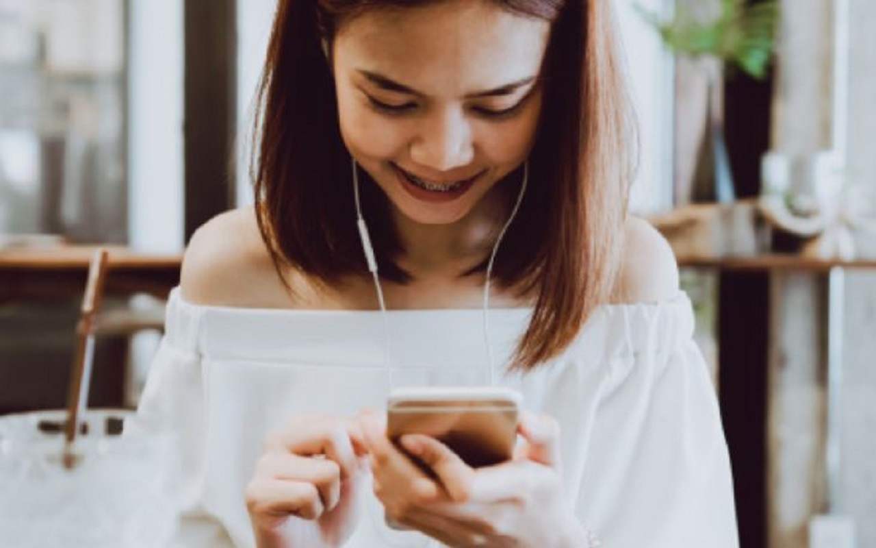 mieru-TVアプリで視聴する女性のイメージ画面