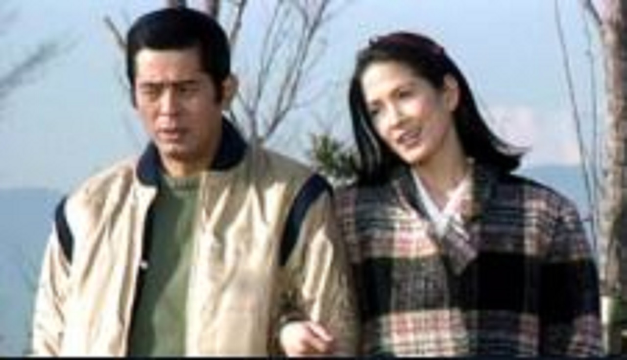 1980年代の名作ドラマ『金曜日の妻たちへ』の雰囲気を感じさせる住宅街の風景