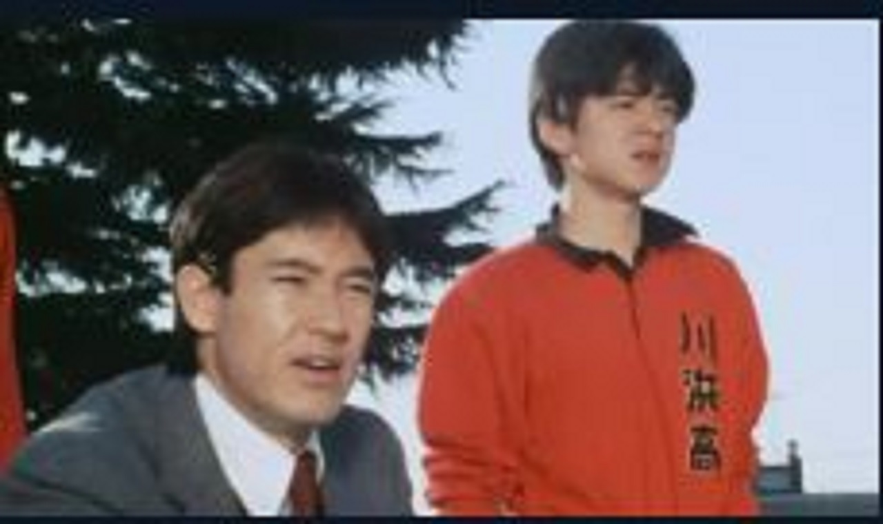 リビングでスクールウォーズを楽しむ女性のイラスト